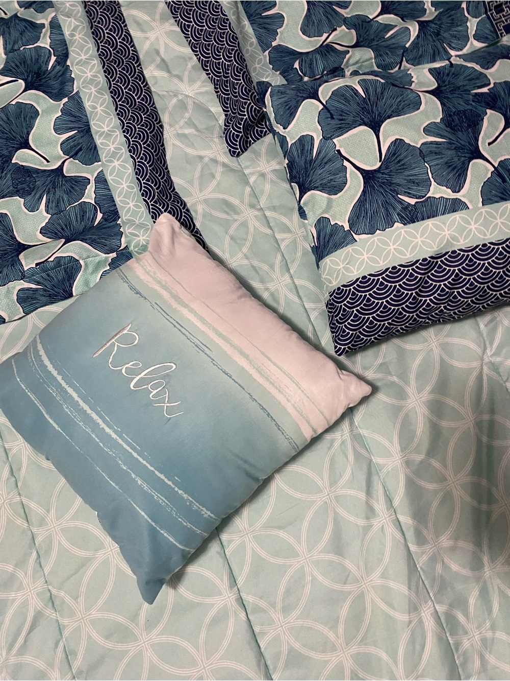 Blue Floral Pattern queen comforter w/ 2 matching shams & 2 match decor pillows - Picture 15 of 15